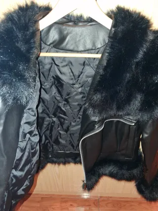 Chaqueta negra con pelo sintético
