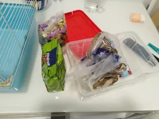 Jaula para roedores azul y blanca