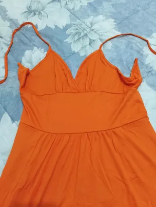 Vestido largo naranja con abertura, para fiesta