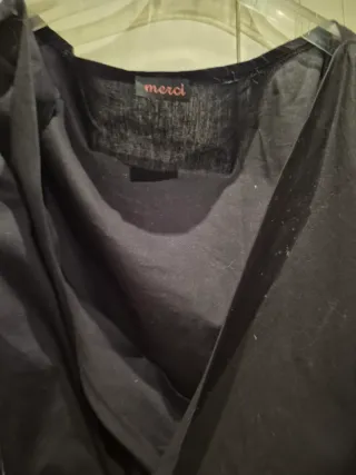 Blusa negra con volantes