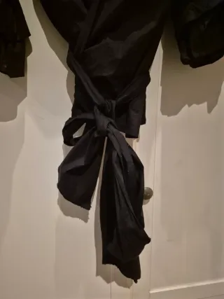 Blusa negra con volantes