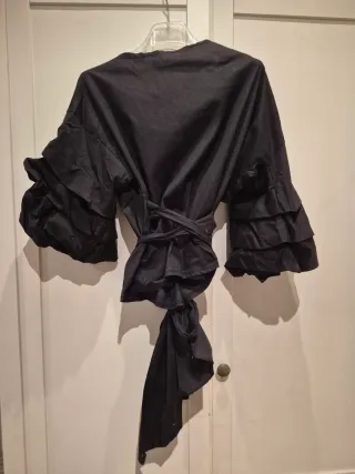 Blusa negra con volantes