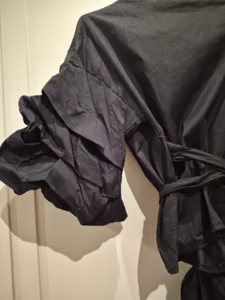 Blusa negra con volantes