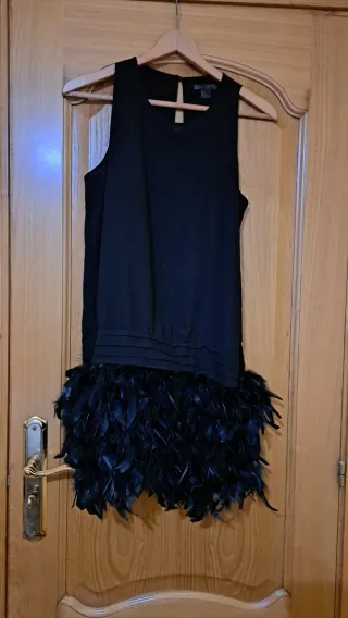Vestido negro con plumas