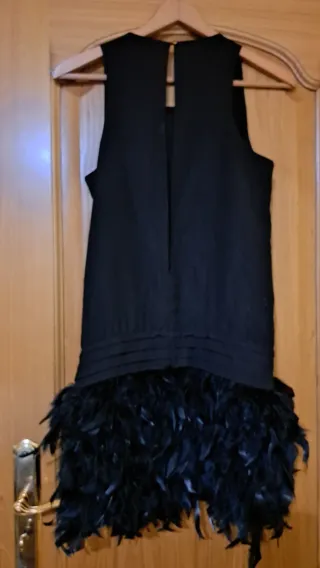 Vestido negro con plumas