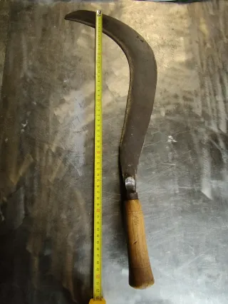 Hoz mediana de metal con mango de madera