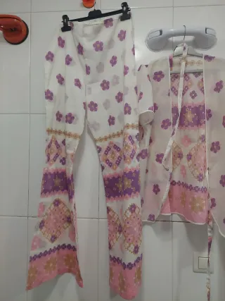 Pigiama con fiori e/o costume hippie