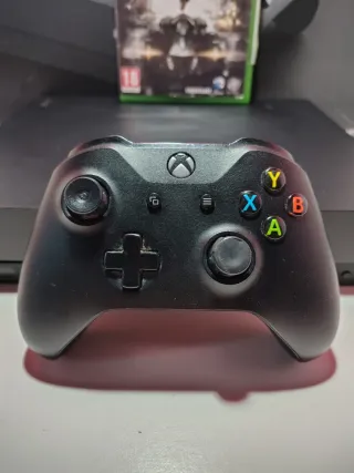Xbox One X 1TB + Controller + Batman Arkham Knight