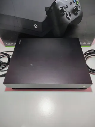 Xbox One X 1TB + Controller + Batman Arkham Knight