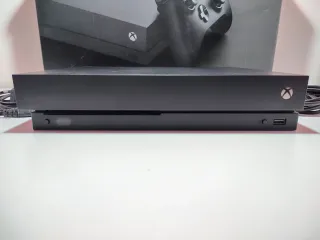 Xbox One X 1TB + Controller + Batman Arkham Knight