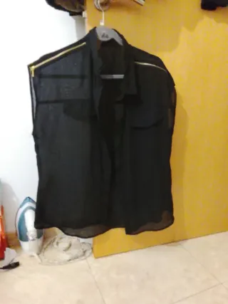 Camiseta negra sin mangas con cremalleras doradas