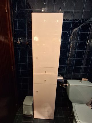 Armario de baño blanco lacado.