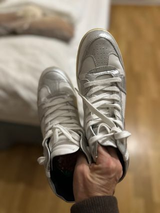 Zapatillas plateadas y blancas casi nuevas