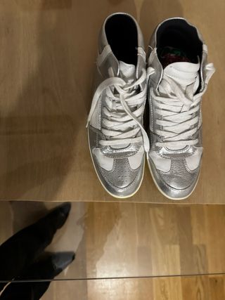 Zapatillas plateadas y blancas casi nuevas