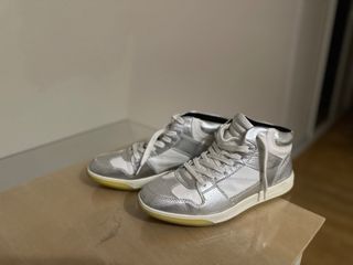Zapatillas plateadas y blancas casi nuevas