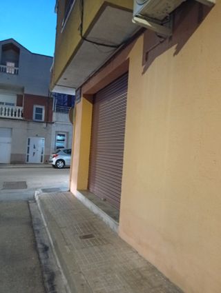 Se alquila local en la calle Sant Cugat, junto a