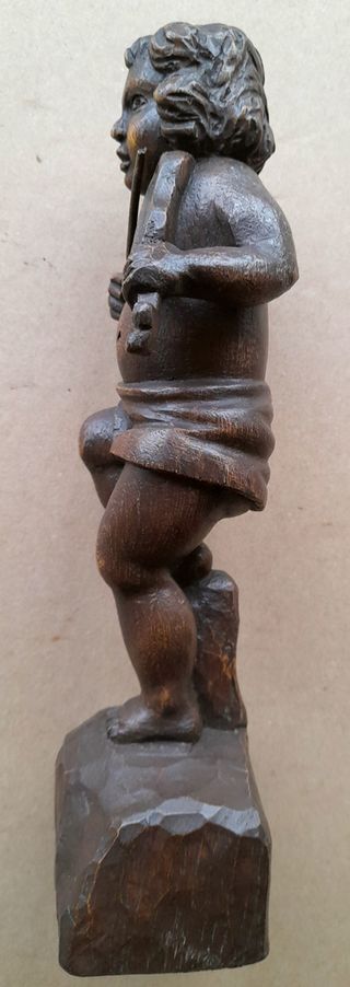Figura de querubín violinista de madera 1970.
