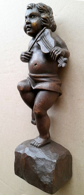 Figura de querubín violinista de madera 1970.