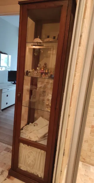 Vitrina antigua de madera y cristal