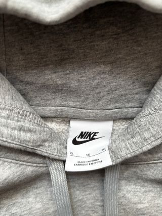 Felpa Nike grigia con logo nero