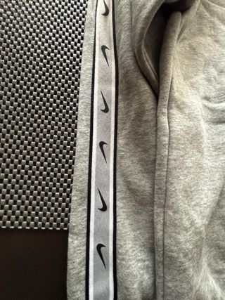 Felpa Nike grigia con logo nero