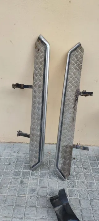 Estriberas y frontal con dos focos Nissan Terrano