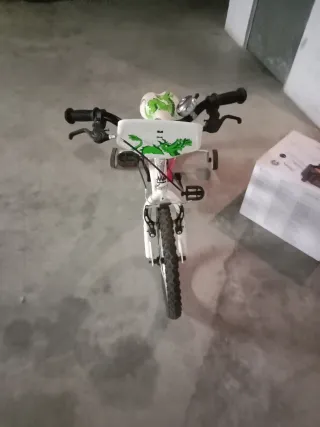 Bicicleta infantil rosa con ruedines