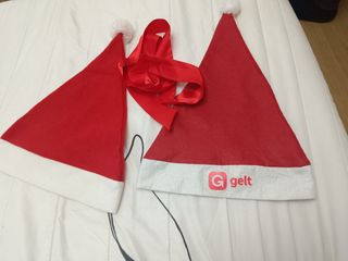 2 Cappelli Natalizi e Nastro Rosso