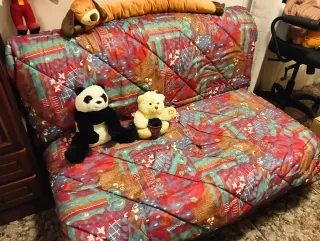 Sofá cama pequeño de muelles.