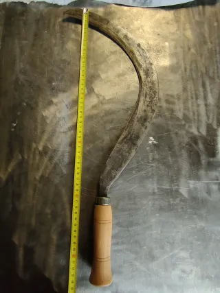 Hoz grande de metal con mango de madera
