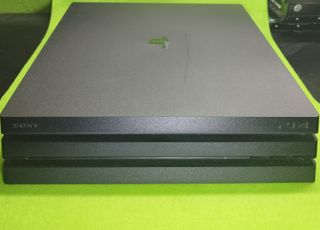 PS4 Pro 1TB CUH-7200 + Mando