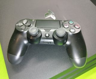 PS4 Pro 1TB CUH-7200 + Mando