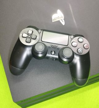PS4 Pro 1TB CUH-7200 + Mando
