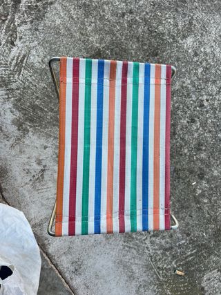 Sgabello pieghevole a righe