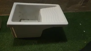 Pila de lavar blanca.