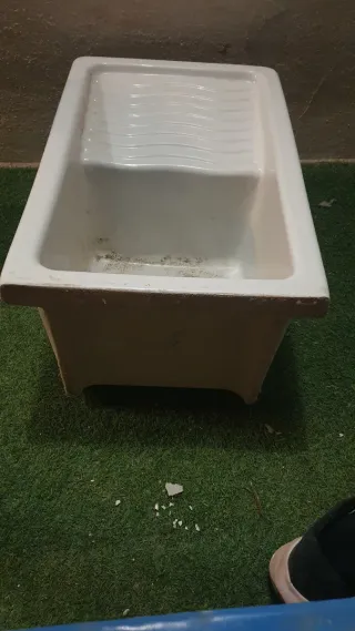 Pila de lavar blanca.