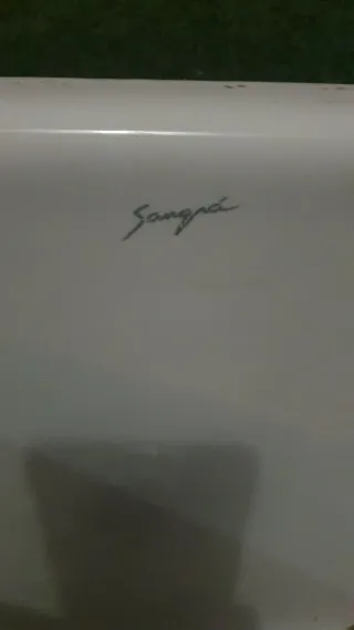 Pila de lavar blanca.