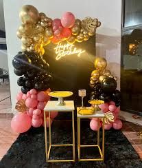 Decoración Fiesta Globos Arco Dorado y Blanco