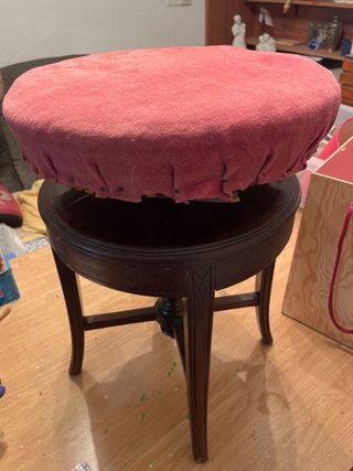 Taburete antiguo de madera tapizado