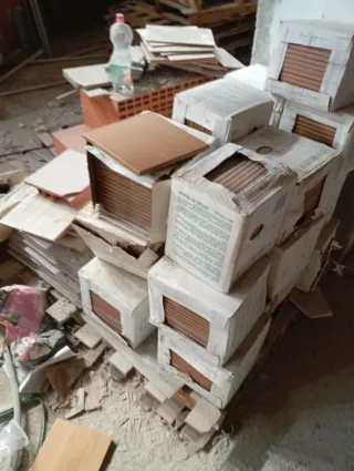 Restos de material de obra y vallas