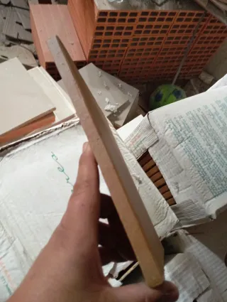 Restos de material de obra y vallas