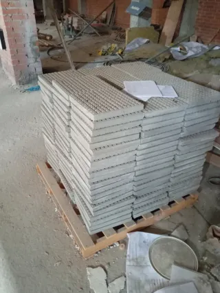 Restos de material de obra y vallas