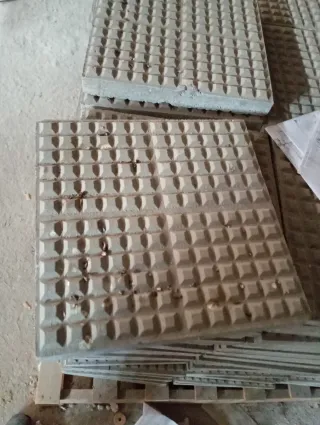 Restos de material de obra y vallas