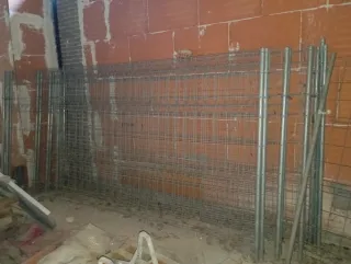 Restos de material de obra y vallas