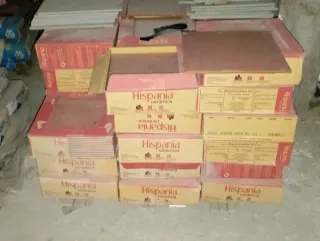 Restos de material de obra y vallas