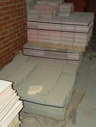 Restos de material de obra y vallas