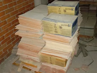 Restos de material de obra y vallas