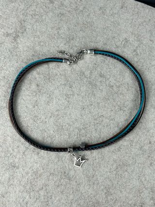 Gargantilla cuero y corona baño plata