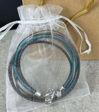 Gargantilla cuero y corona baño plata