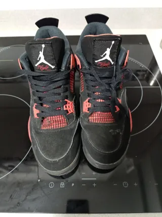 Zapatillas Jordan Negras y Rojas